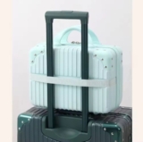 מזוודה קטנה למוצרי קוסמטיקאית עם רצועה לתפיסה נוחה